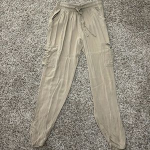 Women’s pants colored tan and size medium. From the brand Rewash.
